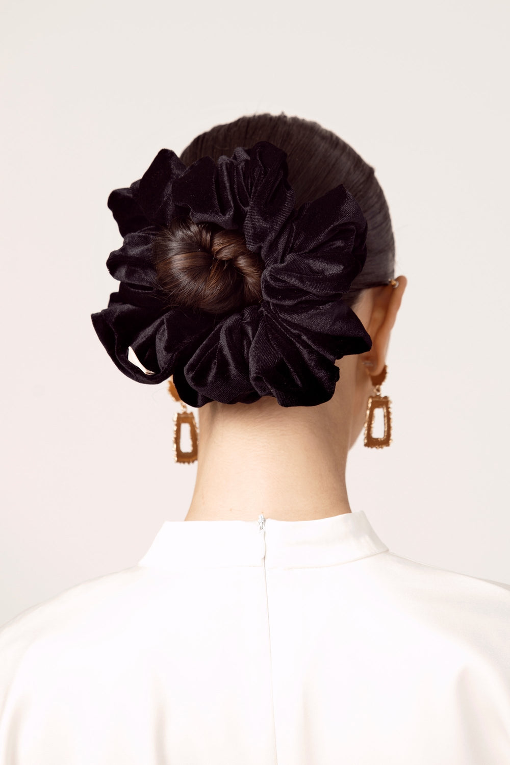Set Of 3 & 6 Pieces Velvet Scrunchies, Soft Hair Ties, Black Colour Hair Bands, Ponytail Holders, Velvet Hair Bands, Women Scrunchies, Stylish Hair Styling Accessories, Elastic Scrunchie Natural Look Hair Styling Accessory - 6 Pcs